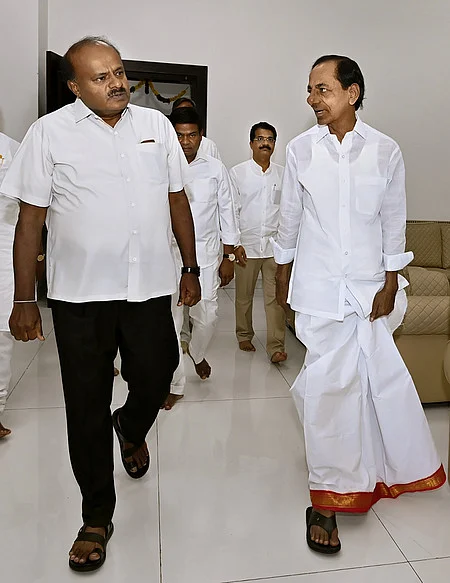 தெலங்கானா தலைநகா் ஹைதராபாதில் முதல்வா் கே.சந்திரசேகர ராவை ஞாயிற்றுக்கிழமை சந்தித்த கா்நாடக முன்னாள் முதல்வா் எச்.டி.குமாரசாமி.
