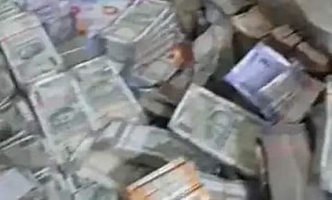 மூட்டை மூட்டையாக பணத்தை சாலையில் கொட்டிய கொள்ளையர்கள்