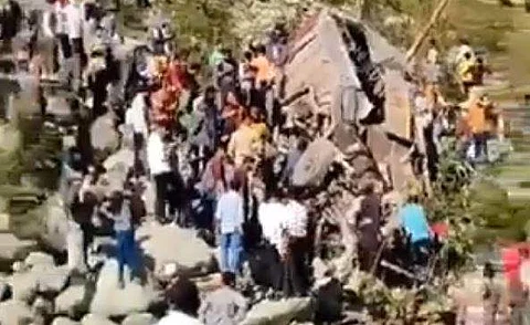 ஜம்மு - காஷ்மீரில் பேருந்து கவிழ்ந்து விபத்து