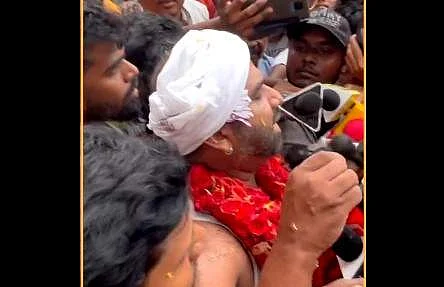 பிரபல நகைச்சுவை நடிகருக்கு அபிஷேகம் செய்த சிம்பு ரசிகர்கள்!