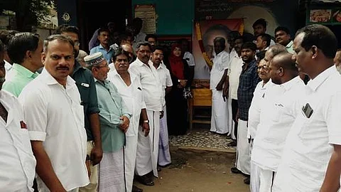 கூத்தாநல்லூர் நகர திமுகவினர் மாலையணிவித்தனர்.