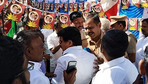 இரு தரப்பினரையும் சமரசம் செய்யும் காவல்துறையினர்
