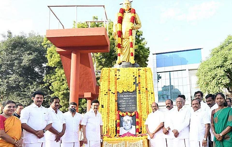 மதுரையில் அண்ணா சிலைக்கு முதல்வர் ஸ்டாலின் மரியாதை