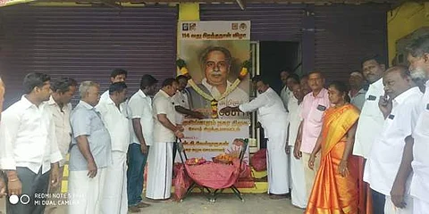 நரசிங்கபுரத்தில் நகர திமுக சார்பில் அண்ணாவின் 114 ஆவது பிறந்தநாளை முன்னிட்டு அவரது திருஉருவ படத்திற்கு மலர்தூவி மரியாதை செலுத்தினர்.
