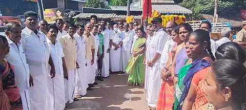 நீடாமங்கலத்தில் முன்னாள் எம்.எல்.ஏ. பி.ராசமாணிக்கம் தலைமையில் அண்ணா சிலைக்கு மாலையணிவித்து மரியாதை செலுத்திய திமுகவினர்.
