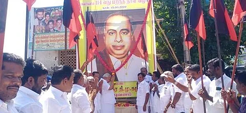 திருப்புவனத்தில் பேரூராட்சித் தலைவர் சேங்கைமாறன் தலைமையில் திமுகவினர் அண்ணா உருவப்படத்திற்கு மாலைகள் அணிவித்தும் மலர்கள் துவியும் மரியாதை செலுத்தினர்.