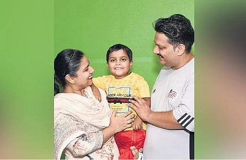 சிறுநீரகம் தானம் பெற்ற 5 வயது சிறுவன் பெற்றோருடன்