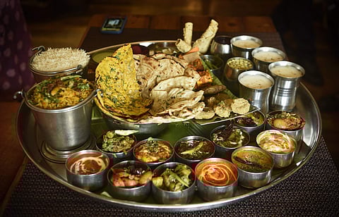 பிரதமர் நரேந்திர மோடியின் பிறந்தநாளை நினைவுகூரும் வகையில், 56 விதமான உணவு வகைகளைக் கொண்ட பிரத்யேக உணவு தட்டு.