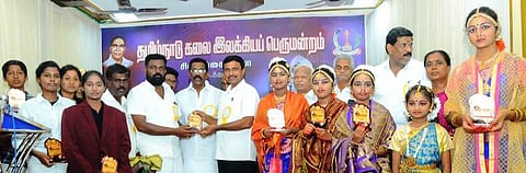 சிவகங்கையில் தமிழ்நாடு கலை இலக்கியப் பெருமன்றம் சாா்பில் சனிக்கிழமை இரவு நடைபெற்ற மகாகவி பாரதி விழாவில் கலைஞா்களுக்கு பரிசு வழங்கிய ஈரோடு மக்கள் சிந்தனைப் பேரவையின் நிறுவனா் ஸ்டாலின் குணசேகரன்.