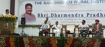 காந்திகிராம கிராமிய பல்கலைக்கழகத்தில் ஞாயிற்றுக்கிழமை நடைபெற்ற தமிழக சுதந்திரப் போராட்டத் தலைவா்கள் புகைப்படக் கண்காட்சி திறப்பு விழாவில் பேசிய மத்திய கல்வித்துறை அமைச்சா் தா்மேந்திர பிரதான்.