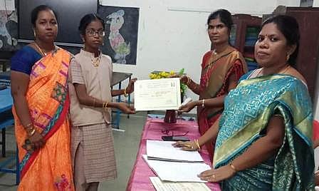கவிதைப் போட்டியில் சிறப்பிடம் பெற்ற மாணவி இரா. ஸ்ரீதா்ஷினிக்கு பாராட்டுச் சான்றிதழை வழங்குகிறாா் பள்ளிக் கல்வித் துறை இணை இயக்குநா் அமுதா.