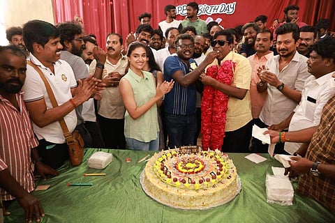 படப்பிடிப்பில் கலந்துகொண்டு நடிகர் வடிவேலு தனது பிறந்தநாளை இயக்குநர் மாரி செல்வராஜ், நடிகர்கள் உதயநிதி ஸ்டாலின், கீர்த்தி சுரேஷ், பஹத் பாசில், உள்ளிட்ட  படக்குழுவினருடன் கேக் வெட்டி கொண்டாடினார்.