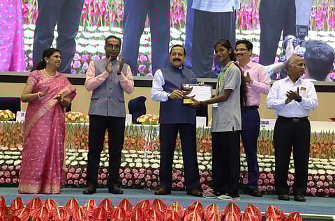 வாழப்பாடி அரசு பள்ளி மாணவி இளம்பிறைக்கு விருது வழங்கி பாராட்டிய மத்திய அறிவியல் மற்றும் தொழில்நுட்பத் துறை அமைச்சர் ஜெயேந்திர சிங் மற்றும் உயரதிகாரிகள்.