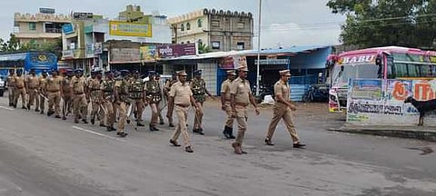 செய்யாற்றில் போலீஸாா் கொடி அணிவகுப்பு