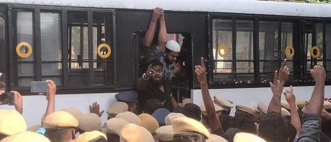 யாசர் அராபத்தை விடுதலை செய்யக்கோரி மறியலில் ஈடுபட்ட இஸ்லாமிய அமைப்பினர்.
