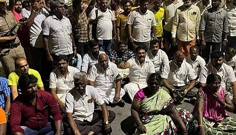 பாஜக அலுவலகம் முன்பு ஆர்ப்பாட்டத்தில் ஈடுபட்டவர்கள்