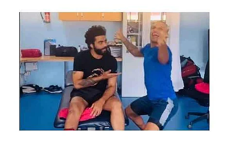 சிகிச்சை பெற்று வரும் ஜடேஜாவை ஜாலியாக சீண்டும் ஷிகர் தவான்! (விடியோ)