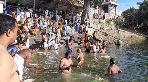 மஹாளய அமாவாசை:பவானி கூடுதுறையில் திதி, தர்ப்பணம் கொடுக்க குவிந்த பக்தர்கள்