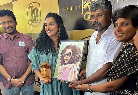 உடுமலை கௌசல்யாவின் சலூன் கடையை திறந்த பிரபல நடிகை! 