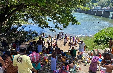 மேட்டூர் காவிரியில் புனித நீராடிய பொதுமக்கள்