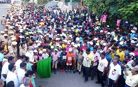 கடலூரில் மினி மாரத்தான் போட்டியை ஞாயிற்றுக்கிழமை கொடியசைத்து தொடக்கிவைத்த மாவட்ட ஆட்சியா் கி.பாலசுப்ரமணியம். உடன் மாநகராட்சி மேயா் சுந்தரி ராஜா உள்ளிட்டோா்.