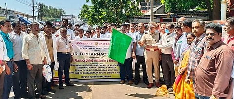 சிதம்பரத்தில் மருந்தாளுநா்கள் தின விழிப்புணா்வுப் பேரணியை ஞாயிற்றுக்கிழமை கொடியசைத்து தொடக்கிவைத்த டிஎஸ்பி எஸ்.ரமேஷ்ராஜ்.