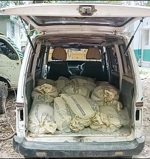 குடியாத்தம்  நகர  போலீஸாரால் மணலுடன்  பறிமுதல்  செய்யப்பட்ட  காா்.