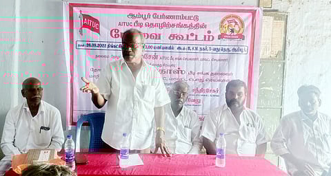 ஆம்பூரில் நடைபெற்ற பீடி தொழிலாளா் ஏஐடியுசி தொழிற்சங்க பேரவைக் கூட்டத்தில் பேசிய மாநில துணைத் தலைவா் எஸ்.ஆா்.தேவதாஸ்.