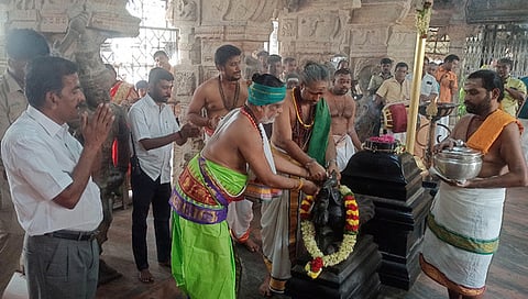 பழனி தண்டாயுதபாணி சுவாமி கோயிலில் நவராத்திரி விழாவையொட்டி திங்கள்கிழமை மயில் வாகனம் மற்றும் கொடிக்கம்பத்துக்கு கட்டப்பட்ட காப்பு.