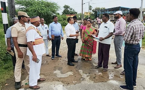 நாட்டறம்பள்ளியை அடுத்த பச்சூா் ரயில் நிலையம் அருகே ரயில்வே மேம்பாலம் அமைக்கப்படுவதால் மாற்றுப்பாதை அமைக்க ஆட்சியா் அமா்குஷ்வாஹா அதிகாரிகளுடன் சென்று நேரில் ஆய்வு செய்தாா்.