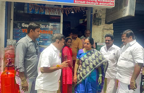 கோவையில் பெட்ரோல் குண்டு வீசப்பட்ட இடங்களை நேரில் பாா்வையிட்ட வானதி சீனிவாசன் எம்.எல்.ஏ.