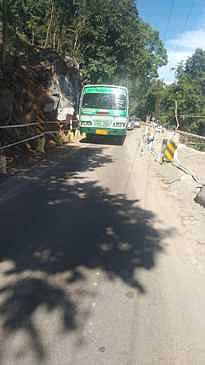 கொடைக்கானல்- பழனி மலைச்சாலையில் ஞாயிற்றுக்கிழமை இயக்கப்பட்ட பேருந்து.