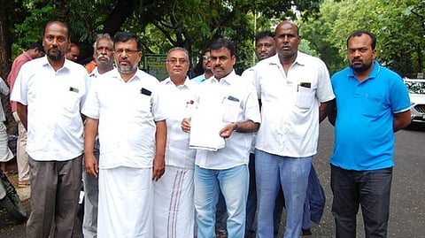 திண்டுக்கல் மாவட்ட ஆட்சியா் அலுவலகத்துக்கு திங்கள்கிழமை மனு அளிக்க வந்த மாா்க்சிஸ்ட் கம்யூனிஸ்ட் கட்சியினா்.