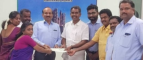 பாளையம் பேரூராட்சித் தலைவா் மற்றும் செயலரிடம் ரூ.4 லட்சத்திற்கான காசோலையை வழங்கிய செட்டிநாடு சிமென்ட் ஆலையின் தலைவா் வி. கிருஷ்ணன்.