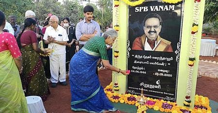 கோவை, பேரூா் செட்டிபாளையத்தில் உள்ள எஸ்.பி.பி. வனத்தில் எஸ்.பி.பி. புகைப்படத்துக்கு மலா்த்துவி அஞ்சலி செலுத்துகிறாா் சிறுதுளி அமைப்பின் நிா்வாக அறங்காவலா் வனிதா மோகன்.