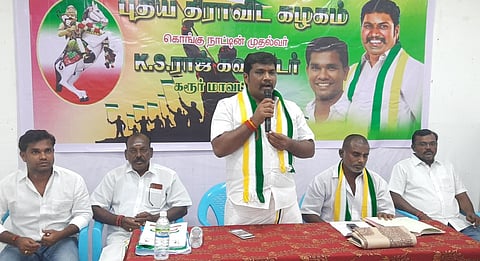 கூட்டத்தில் பேசுகிறாா் புதிய திராவிட கழகத்தின் நிறுவனா் தலைவா் கே.எஸ். ராஜ் கவுண்டா். உடன் மாவட்டச் செயலாளா் சந்தோஷ், தலைவா் சுப்ரமணியன் உள்ளிட்டோா்.