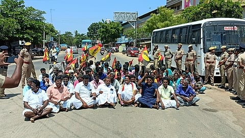 ஆலங்குடி அருகே புளிச்சங்காடு கைகாட்டியில் சாலை மறியலில் ஈடுபட்டோா்.