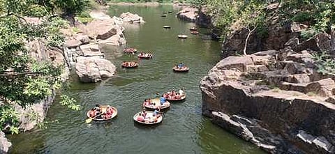 ஒகேனக்கல் கூட்டாறு பகுதியில் காவிரி ஆற்றில் உற்சாக பரிசல் பயணம் மேற்கொள்ளும் சுற்றுலாப் பயணிகள்.