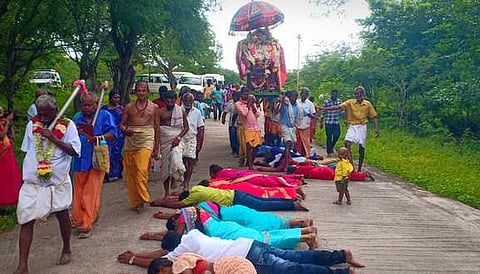 நெருப்பூா் முத்தையன் சாமி பல்லக்கு ஊா்வலத்தின் போது தரையில் படுத்து நோ்த்திக்கடன் செலுத்தும் பக்தா்கள்.