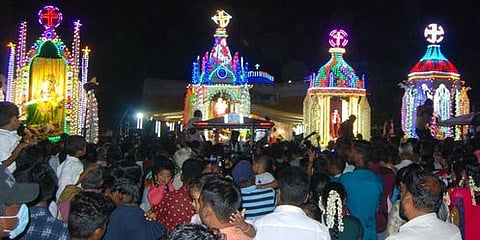 தஞ்சாவூா் பூக்காரத்தெரு புனித வியாகுல அன்னை ஆலயத்தில் நடைபெற்ற தோ் பவனியில் வந்த வியாகுல அன்னை.