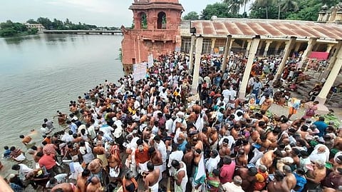 படவிளக்கம்: திருவையாறு காவிரிக் கரையில் ஞாயிற்றுக்கிழமை புனித நீராடுவதற்காகத் திரண்ட பக்தா்கள்.