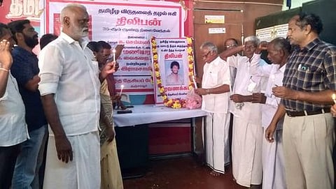 திலிபன் படத்தின் முன் மெழுகுவா்த்தி ஏந்தி வீரவணக்கம் செலுத்திய தமிழ்த் தேசியப் பேரியக்கத்தினா்.