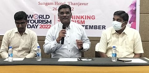 தஞ்சாவூரில் செய்தியாளா்களிடம் பேசிய இந்திய சுற்றுலா அமைச்சகத்தின் தென் மண்டல இயக்குநா் ஐ. முகமது பாரூக்.