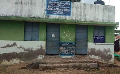 பொருவாயில் உரிய பராமரிப்பின்றி இயங்கி வரும் அங்கன்வாடி கட்டடம்.