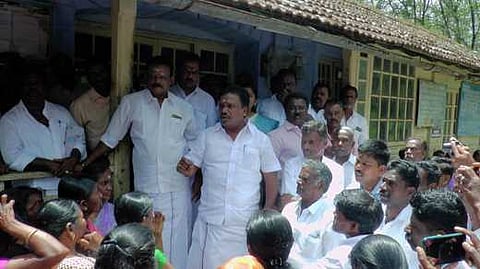 டேன் டீ தொழிலாளா்களிடம் கருத்து கேட்கிறாா் வால்பாறை எம்.எல்.ஏ. அமுல் கந்தசாமி.