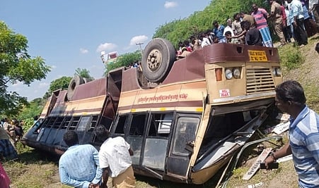 சாலையோர பள்ளத்தில் ஞாயிற்றுக்கிழமை கவிழ்ந்து விபத்துக்குள்ளான அரசுப் பேருந்து.