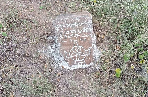 வாடி துலுக்கனேந்தல் பகுதியில் மானாமதுரை  ஊரின் பழமையான பெயர் பொறிக்கப்பட்ட கல்வெட்டு.