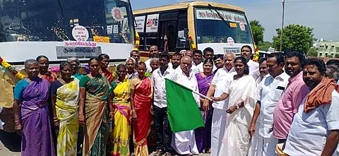 நகரப் பேருந்துகள் சேவையை சட்டமன்ற உறுப்பினர் தமிழரசி கொடியசைத்து தொடங்கி வைத்தார். அருகில் திருப்புவனம் பேரூராட்சித் தலைவர் சேங்கைமாறன்.