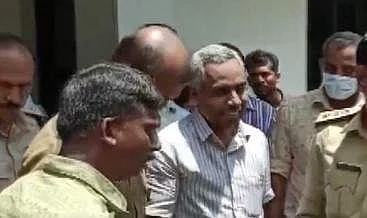 கைது செய்யப்பட்ட அப்துல் சதார் (நடுவில் இருப்பவர்)