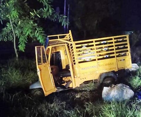 சாலையோர பள்ளத்தில் கவிழந்த மூன்று சக்கர மினி ஆட்டோ.